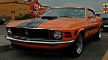 Оранжевый Ford Mustang, слегка промокший от дождика